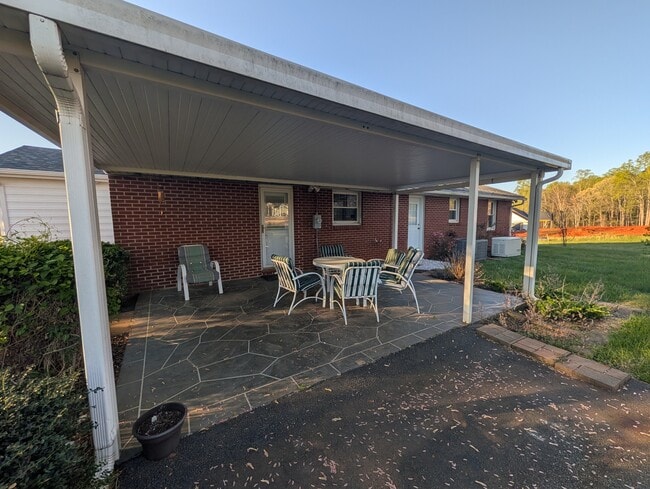 Building Photo - 6138 Village Hwy