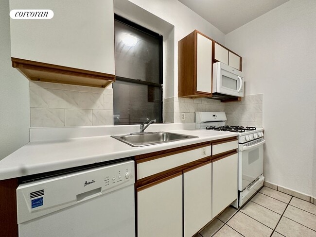 Building Photo - 206 St Nicholas Ave