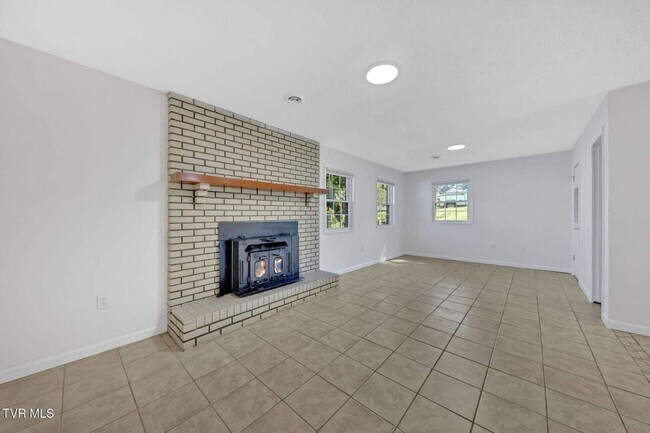 Building Photo - Newly renovated 3 Bedroom 2 Bathroom Home ...