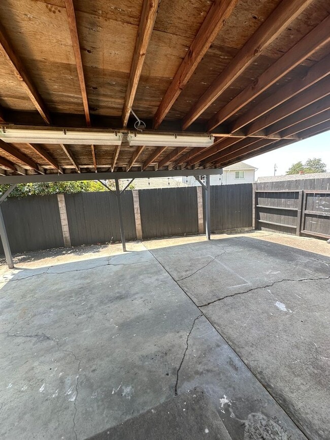 Building Photo - Charming & Cheery 3-Bedroom 2bathroom home...