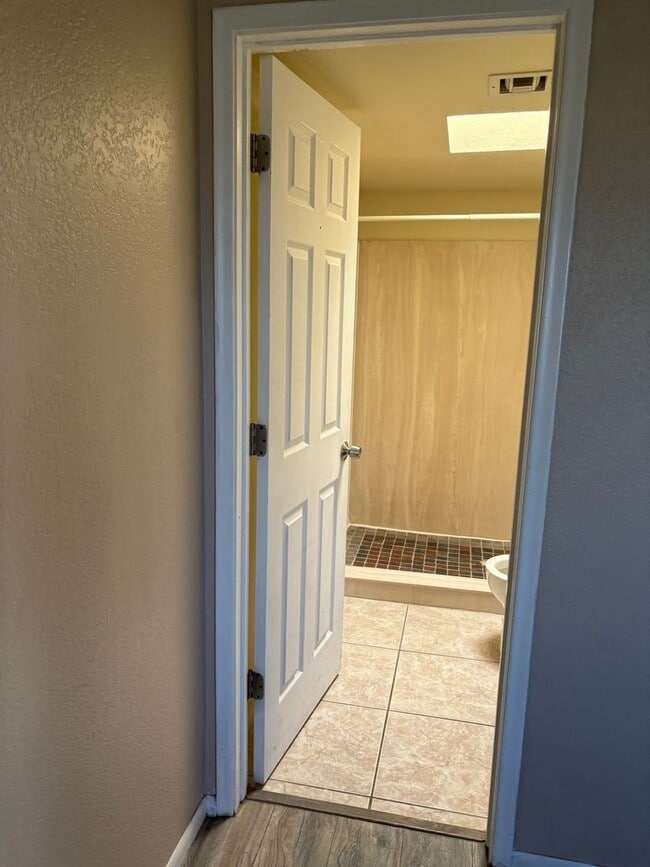 Building Photo - Great Condo in Great Area