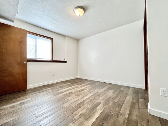 Building Photo - Four Bedroom Duplex in Kentwood