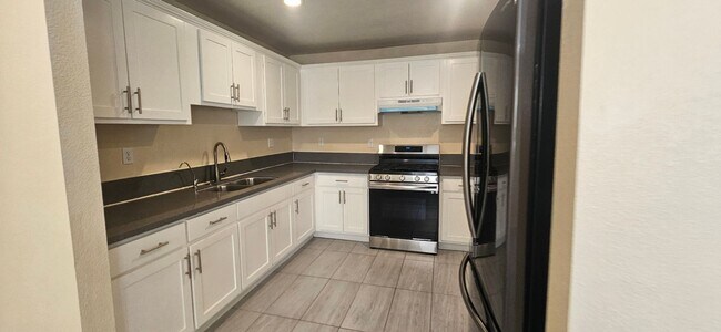 Building Photo - 85(1631)