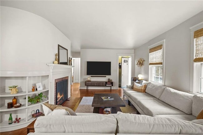 Building Photo - 80 Lakeshore Dr