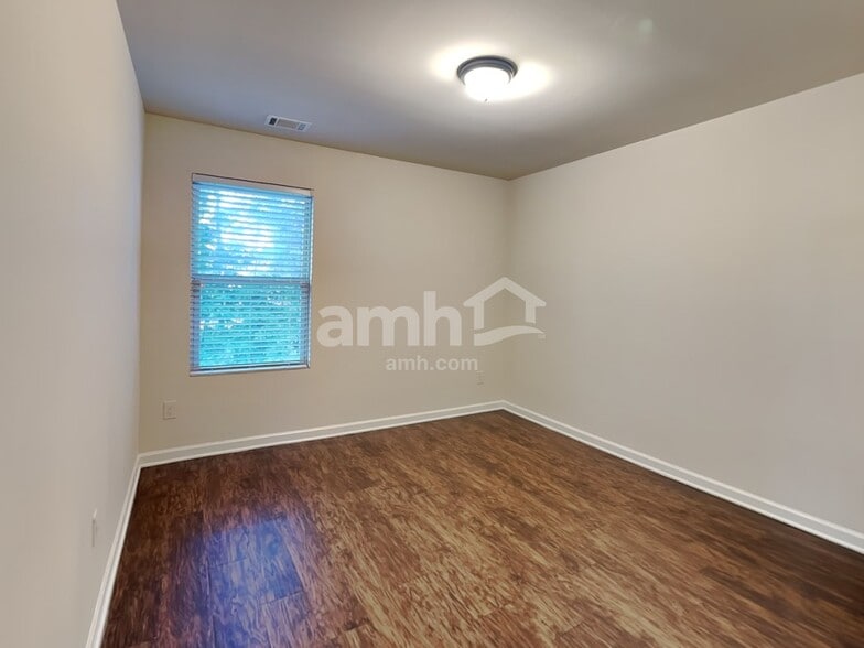 Building Photo - 4055 Clay Ct SE