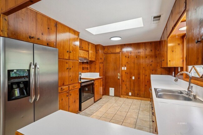 Building Photo - 54025 Strawberry Valley Dr