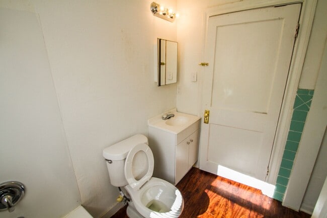 Building Photo - Spacious Cozy Home in Eastlawn