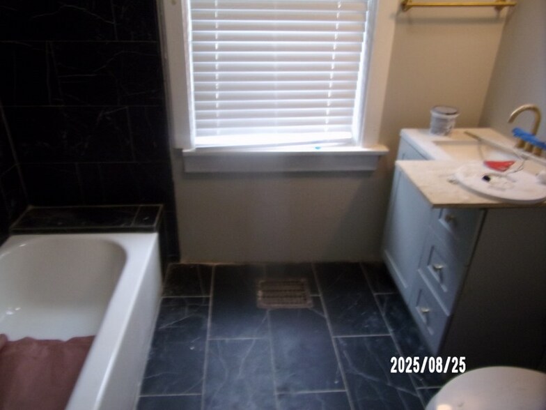 Building Photo - 1629 Netherwood Ave