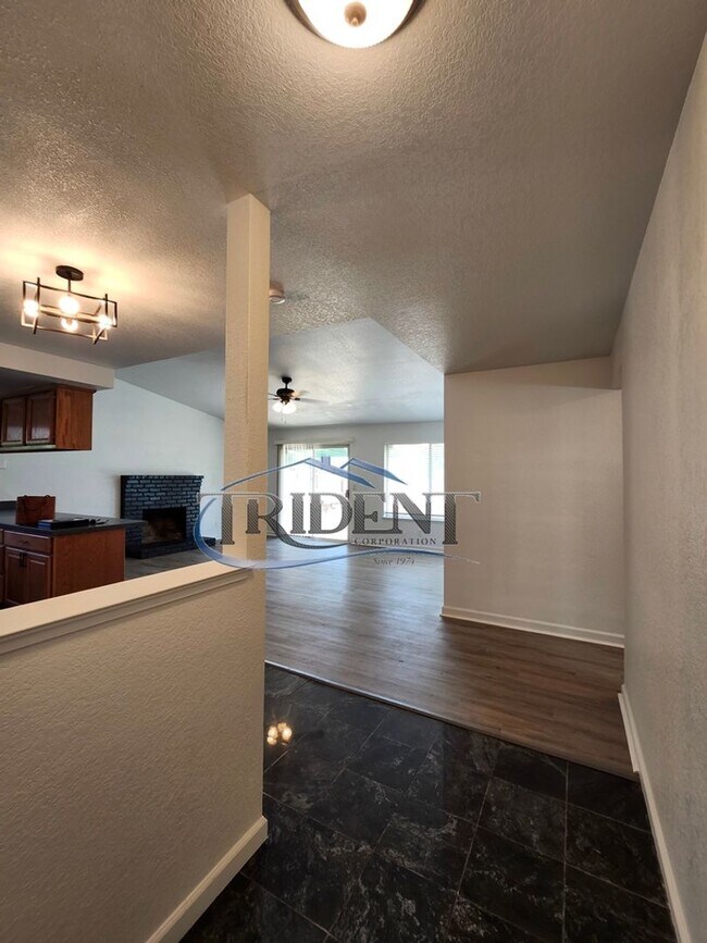 Building Photo - 3 bedroom, 2 bath house