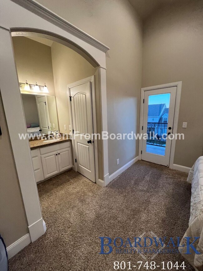 Building Photo - Spectacular 3 bed 2.5 bath in Highland