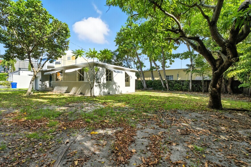 Building Photo - 2545 Tequesta Ln