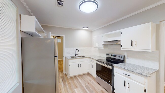 Building Photo - Walk to Downtown Prattville!!! 4/2 Completely Updated!