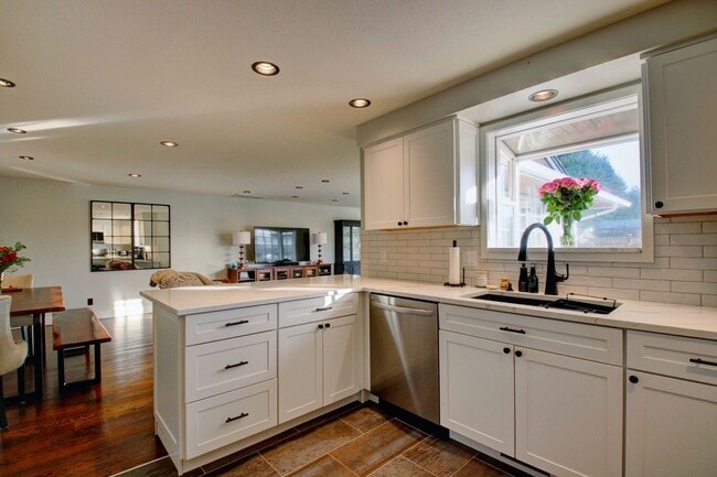 Building Photo - 3 Bedroom, 2.5 Home. Available NOW!!!!