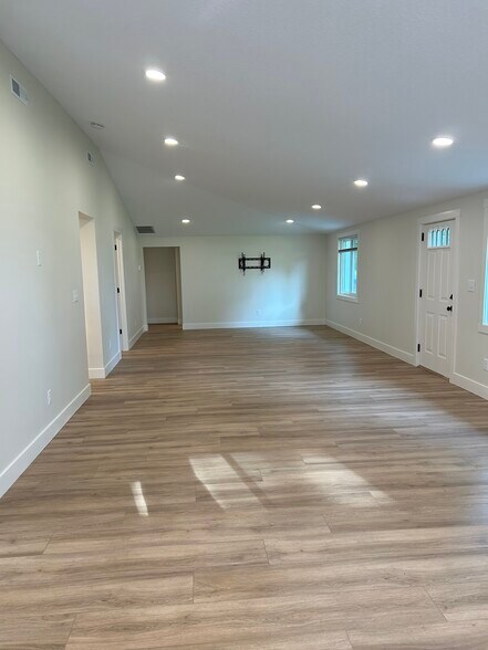 Building Photo - 1415 S Oak St