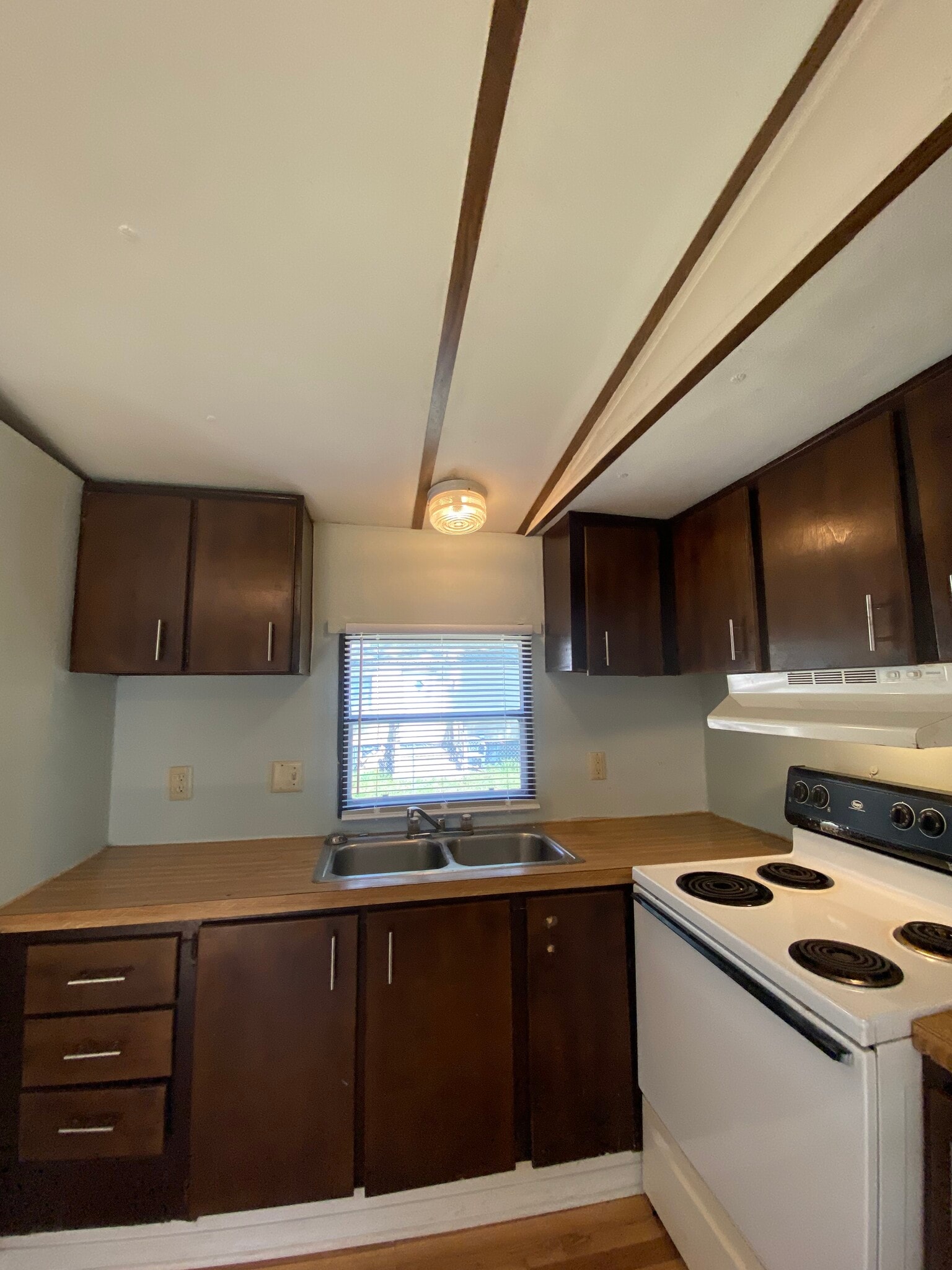 Building Photo - 2207 Dora Dr