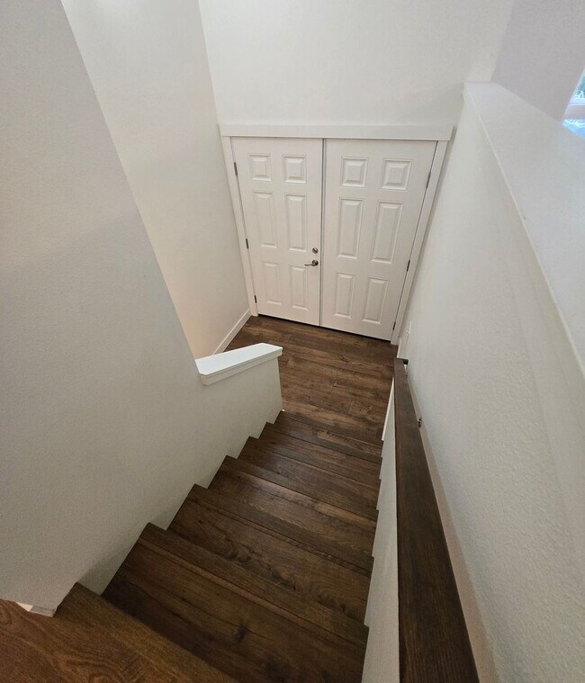 Building Photo - ***PENDING APPLICATION***4 Bedroom, 2 Bath...