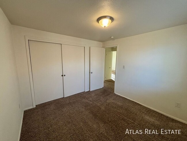 Building Photo - Newly Renovated Upper Level 2 Bed 1 Bath U...