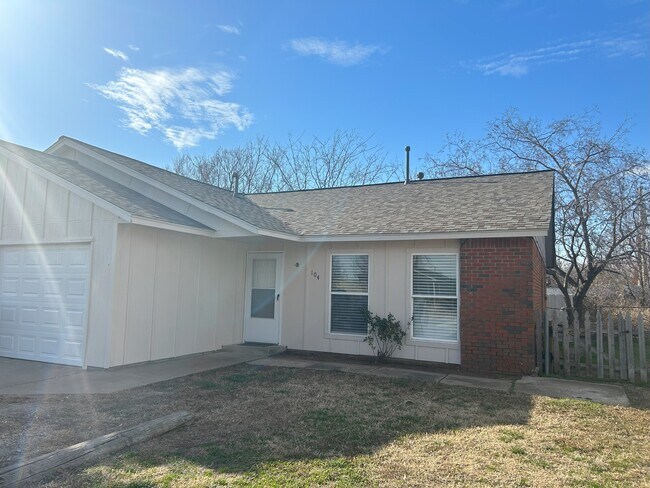 Primary Photo - 104 N Wildhorse St