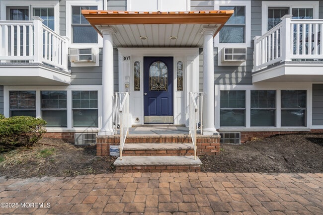 Building Photo - 307 4th Ave
