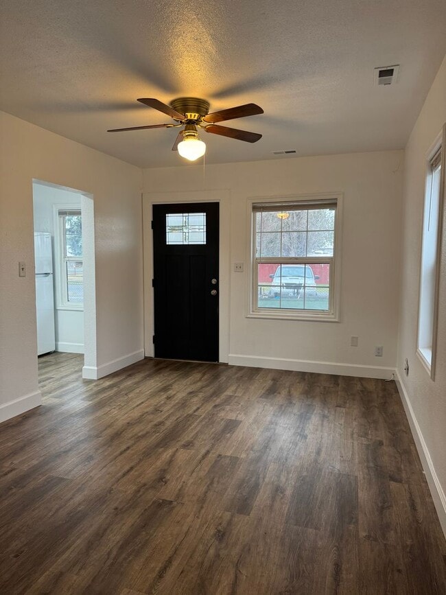 Building Photo - Quiet neighborhood!!