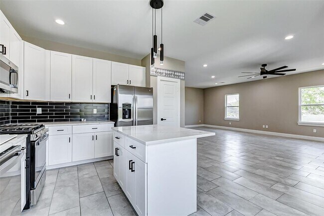 Building Photo - 5854 Southville St