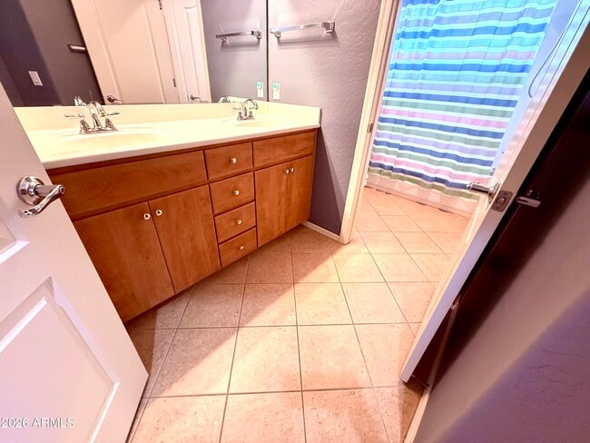 Building Photo - 705 W Queen Creek Rd