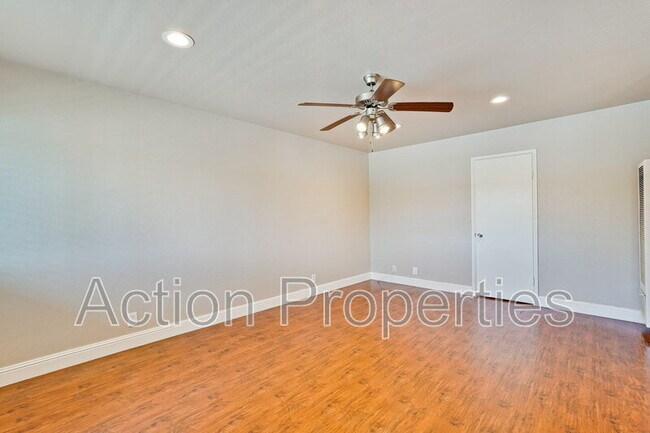 Building Photo - 4545 Moorpark Ave