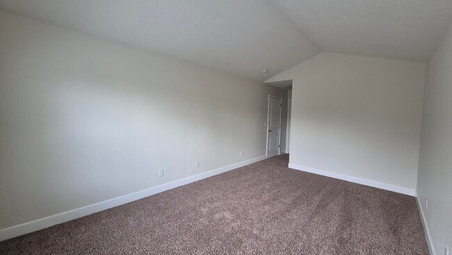 Building Photo - 3 Bedroom 2.5 Bath Town-Home in Gresham ne...