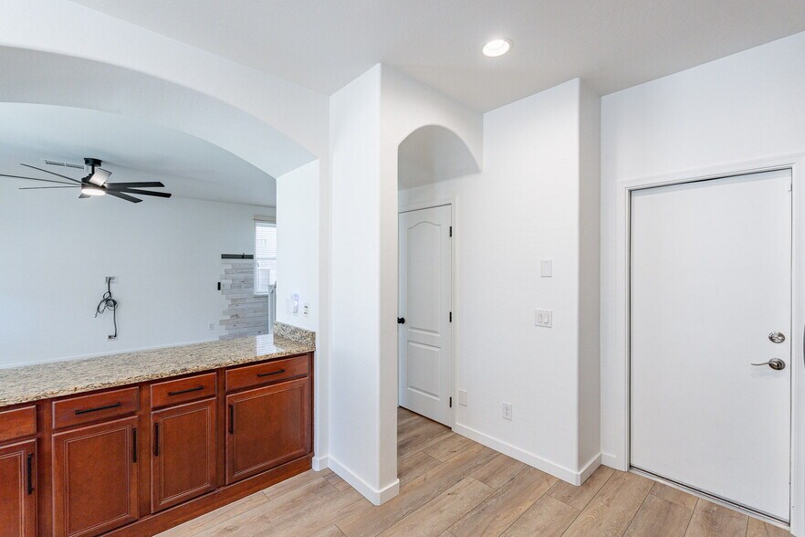 Building Photo - 2225 E Sunland Ave