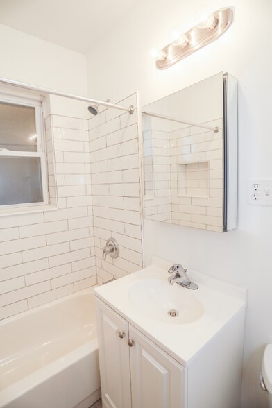 Building Photo - 4811 N Ashland Ave