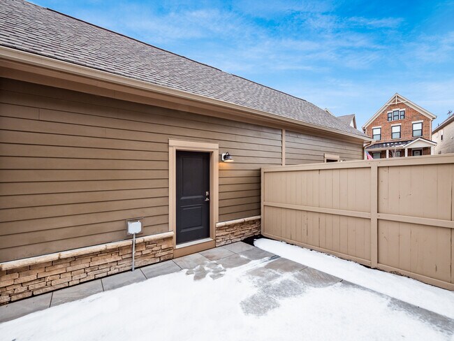 Building Photo - 928 Pullman Plz