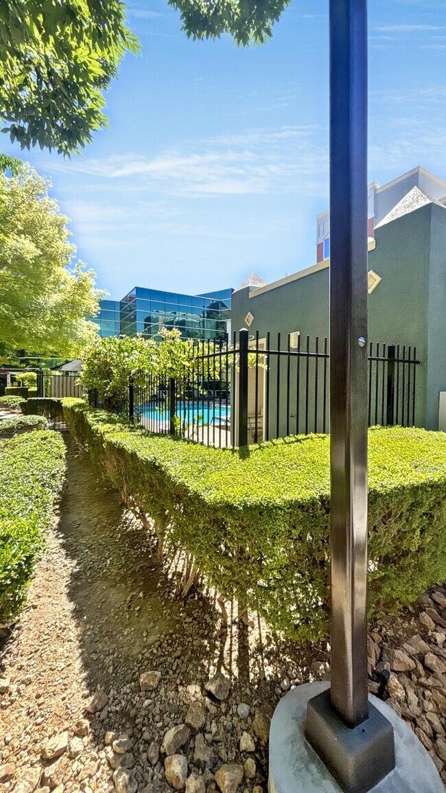 Building Photo - Lovely 2-Bedroom Condo with Convenient Acc...