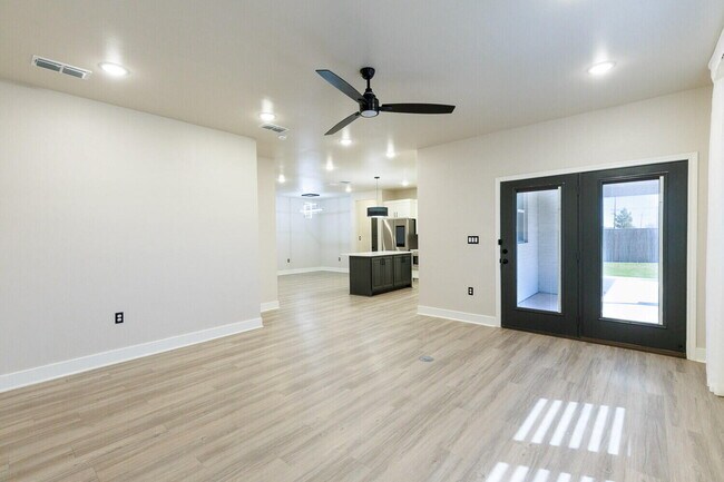 Building Photo - 5825 Grinnell St