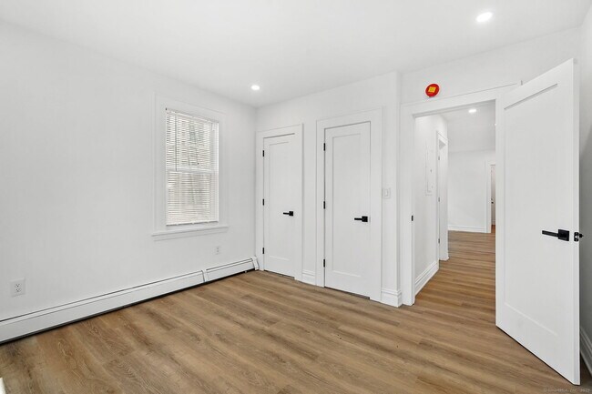 Building Photo - 65 Gem Ave