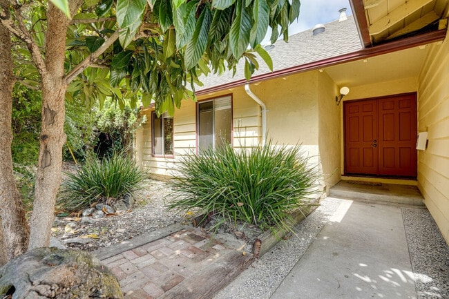 Building Photo - 714 Crestview Dr