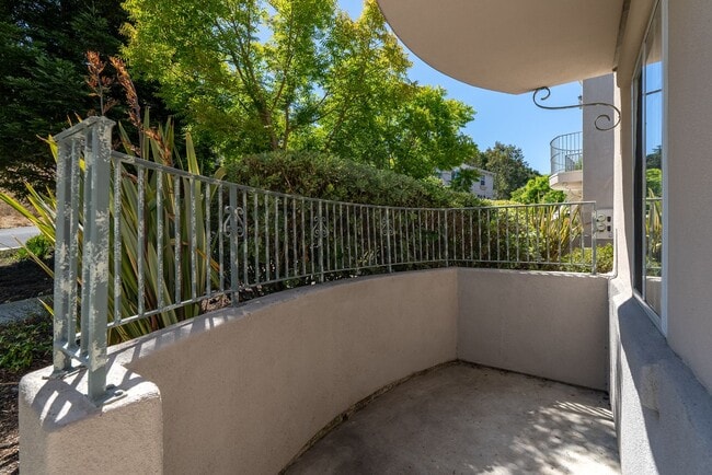 Building Photo - 1 BD / 1 BA Pet Friendly Newly Renovated Apartments