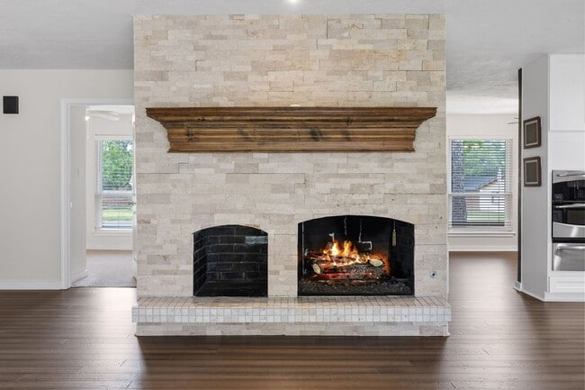 Building Photo - 1222 Haines Dr
