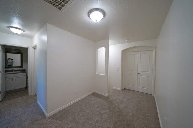 Building Photo - Remodeled 3 Bed / 2.5 Bath Townhome in Great Location