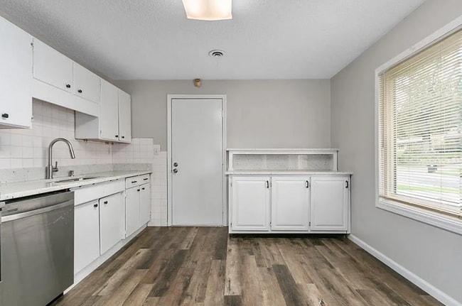 Building Photo - Updated 2 Bed Home with Large Attached Garage