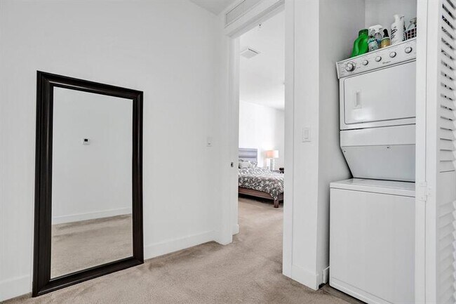Building Photo - 480 NE 35th Ct