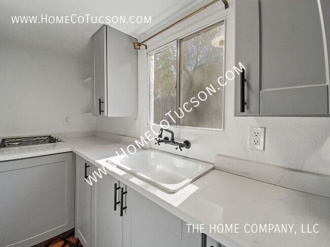Building Photo - 940 E Florita St