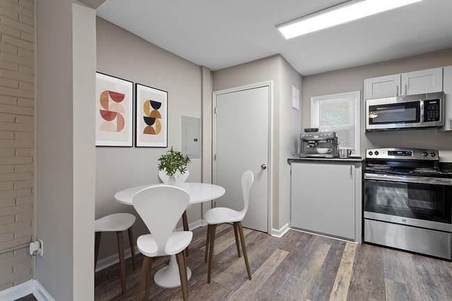 Building Photo - Renovated 2BR/1BA Apts Near Downtown Raleigh. 1 Mile to 1-440. Pets Welcome.