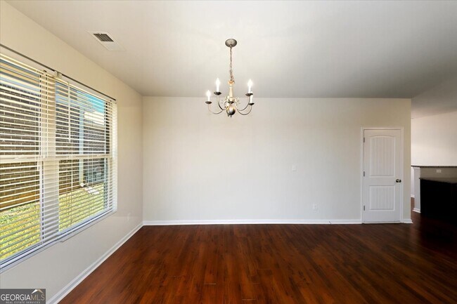 Building Photo - 541 Tulip Ln