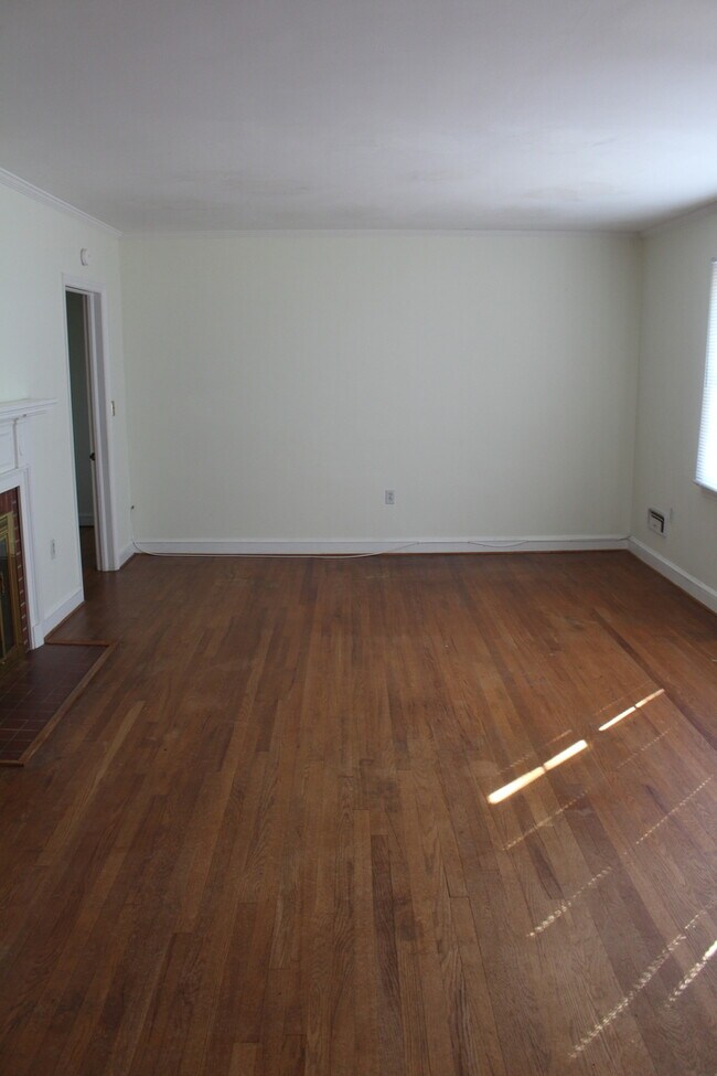 Building Photo - 3 Bed/2 Bath Home Right Next to Walker Golf Course!