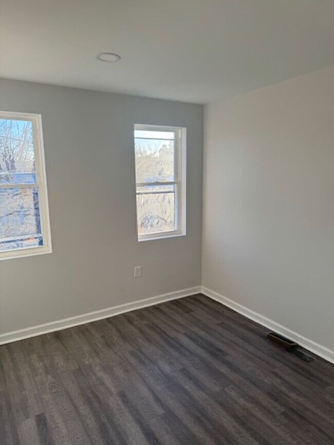 Building Photo - Beautifully Updated Townhome in Prime Location – Move-In Ready!