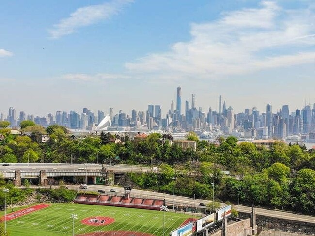 Building Photo - 564 Gregory Ave