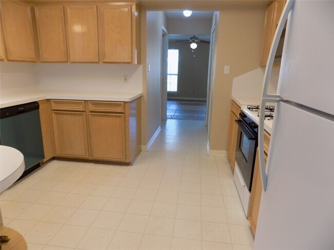 Building Photo - 22623 River Birch Dr