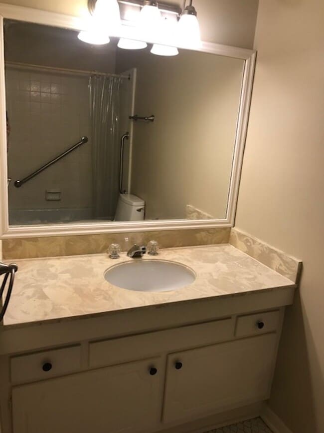 Building Photo - 3 bed 2 Bath Brick Home off Park Avenue!
