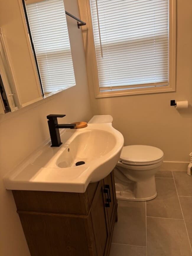 Building Photo - Charming House Close to Downtown