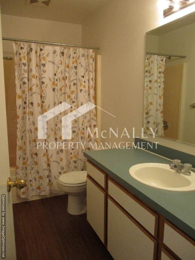 Building Photo - 2 Bedroom, 1.5 Bathroom Townhouse in Port ...